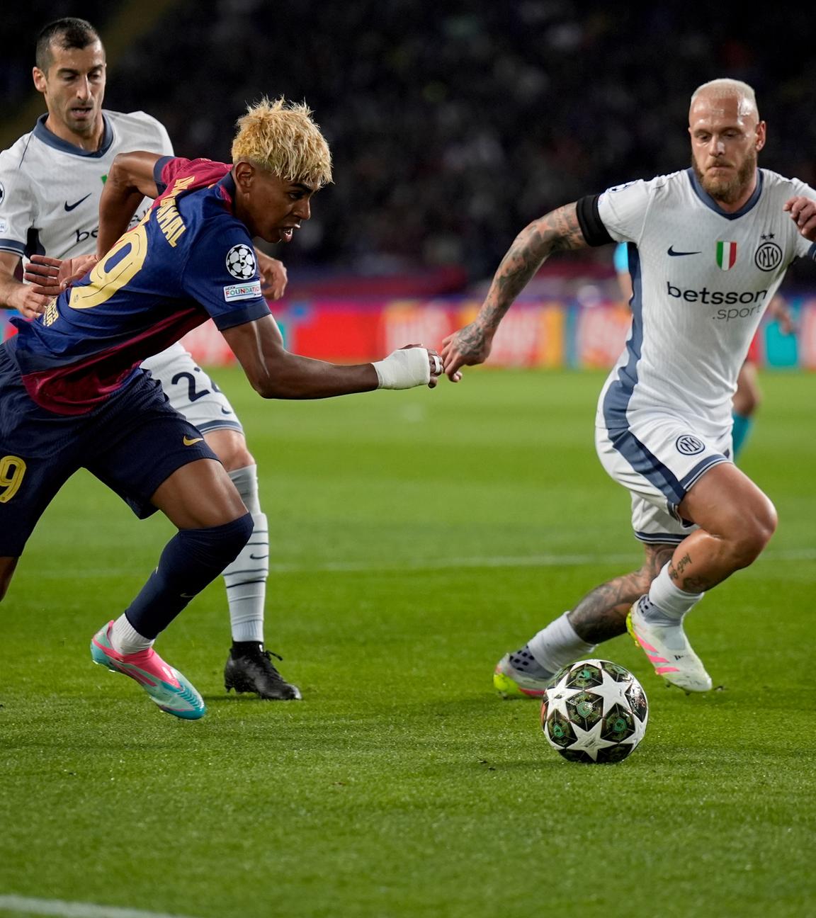 Barcelonas Lamine Yamal und Inter Mailands Federico Dimarco kämpfen um den Ball.