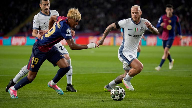 Barcelonas Lamine Yamal und Inter Mailands Federico Dimarco kämpfen um den Ball.