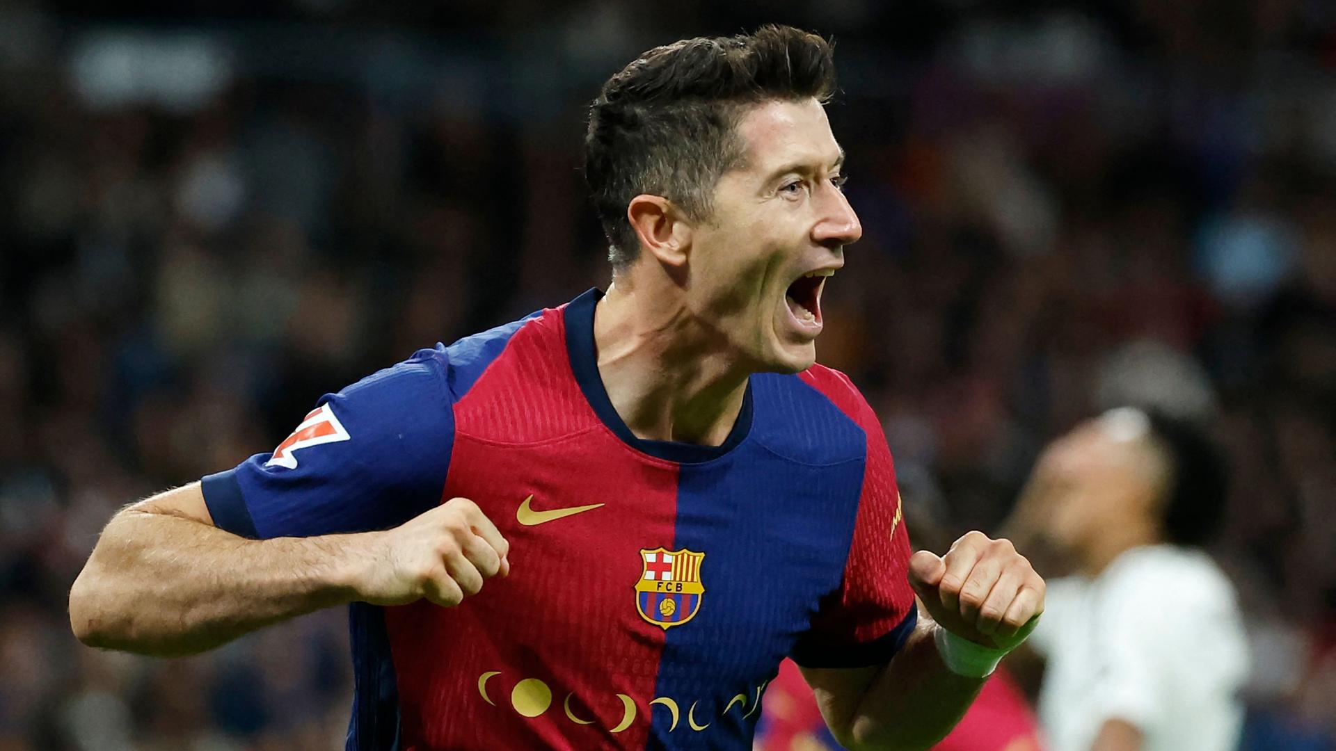Barcelonas Stürmer (#09) Robert Lewandowski feiert den zweiten Treffer.