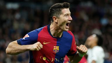 Barcelonas Stürmer (#09) Robert Lewandowski feiert den zweiten Treffer.