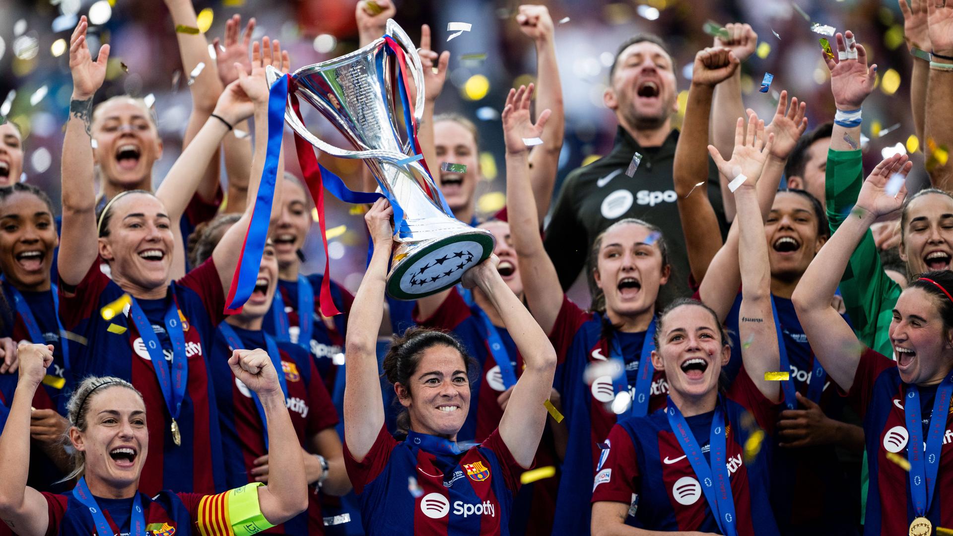 Barcelonas Spielerinnen jubeln über den Sieg im Champions League Finale am 25.05.2024.