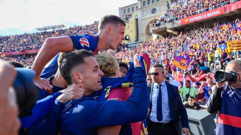 Barcelonas Spieler jubeln nach dem Sieg gegen Madrid am 11.05.2025.