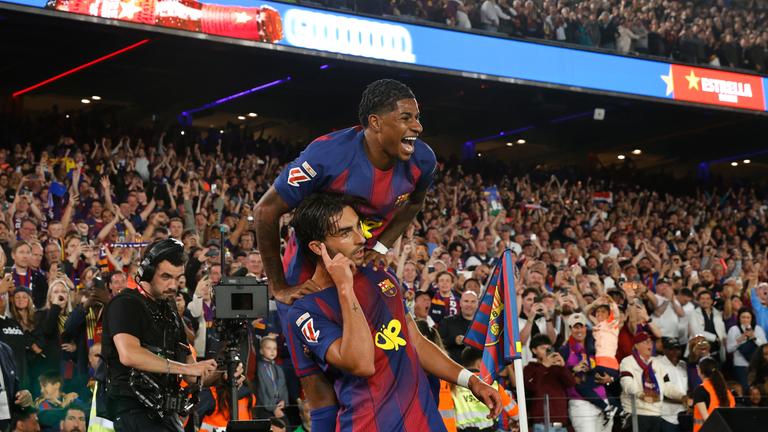 Barcelonas Offensivspieler Ferran Torres und Marcus Rashford jubeln zusammen nach dem Treffer zum 2:0 im Derby gegen Real Madrid