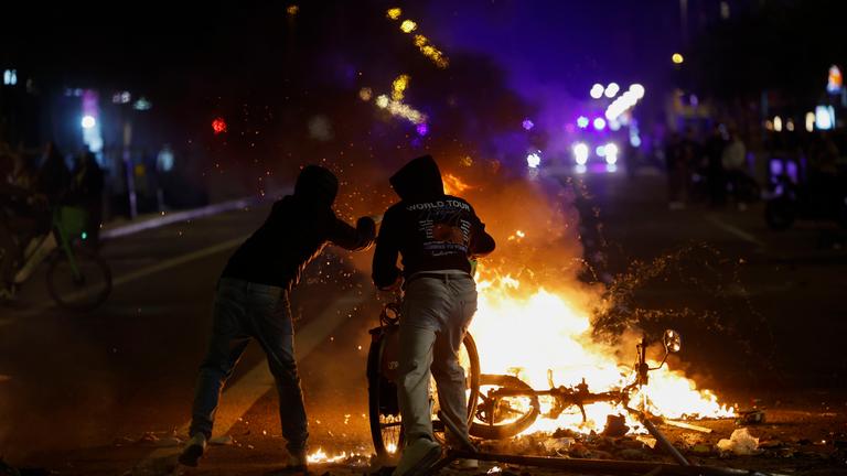 Bei Zusammenstößen zwischen Demonstranten und der Polizei in Barcelona zünden Menschen Gegenstände auf einer Straßenbarrikade an