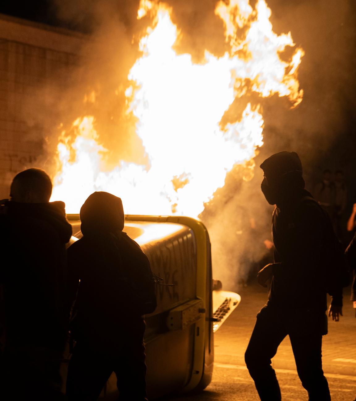 Ein Zusammenstoß zwischen Polizei und Demonstranten während einem Protest. 