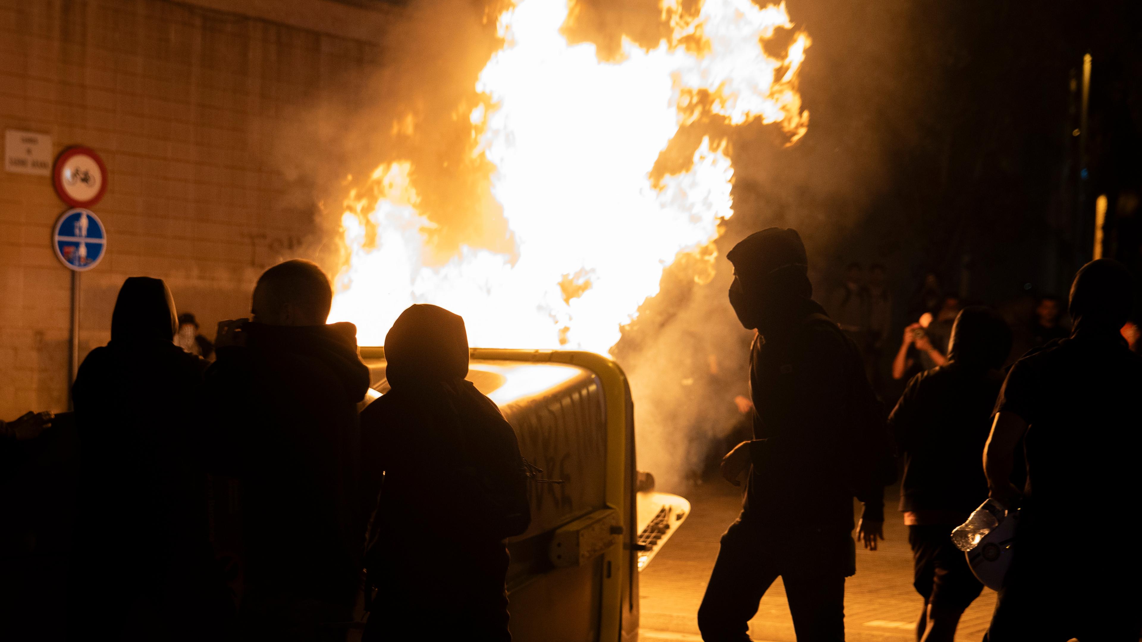 Ein Zusammenstoß zwischen Polizei und Demonstranten während einem Protest. 