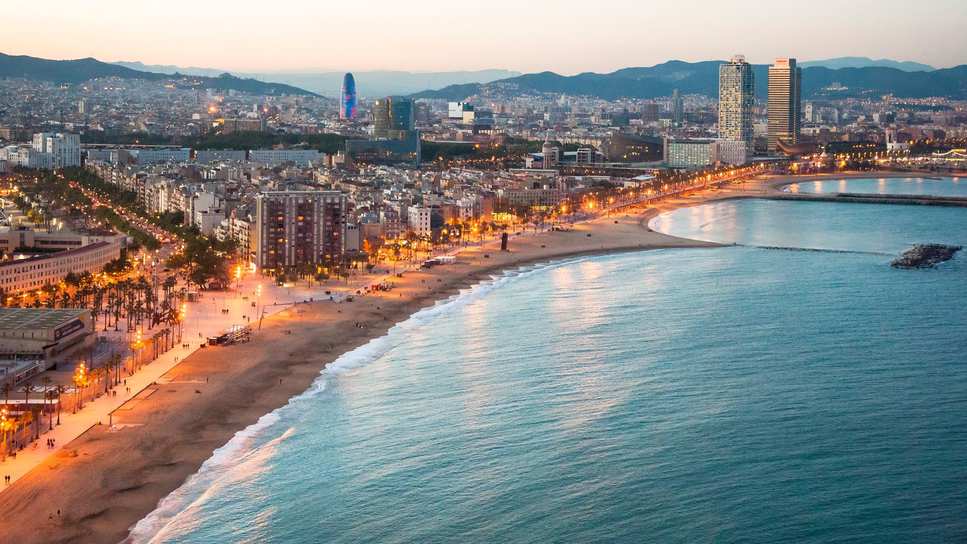 Archiv: Blick vom Hotel "W Barcelona" auf den Strand von La Barceloneta, Barcelona