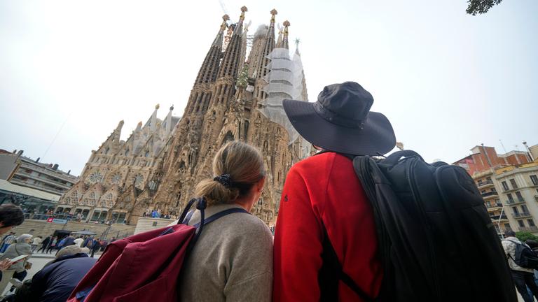 Toruisten gucken an der Sagrada Familia in Barcelona nach oben 