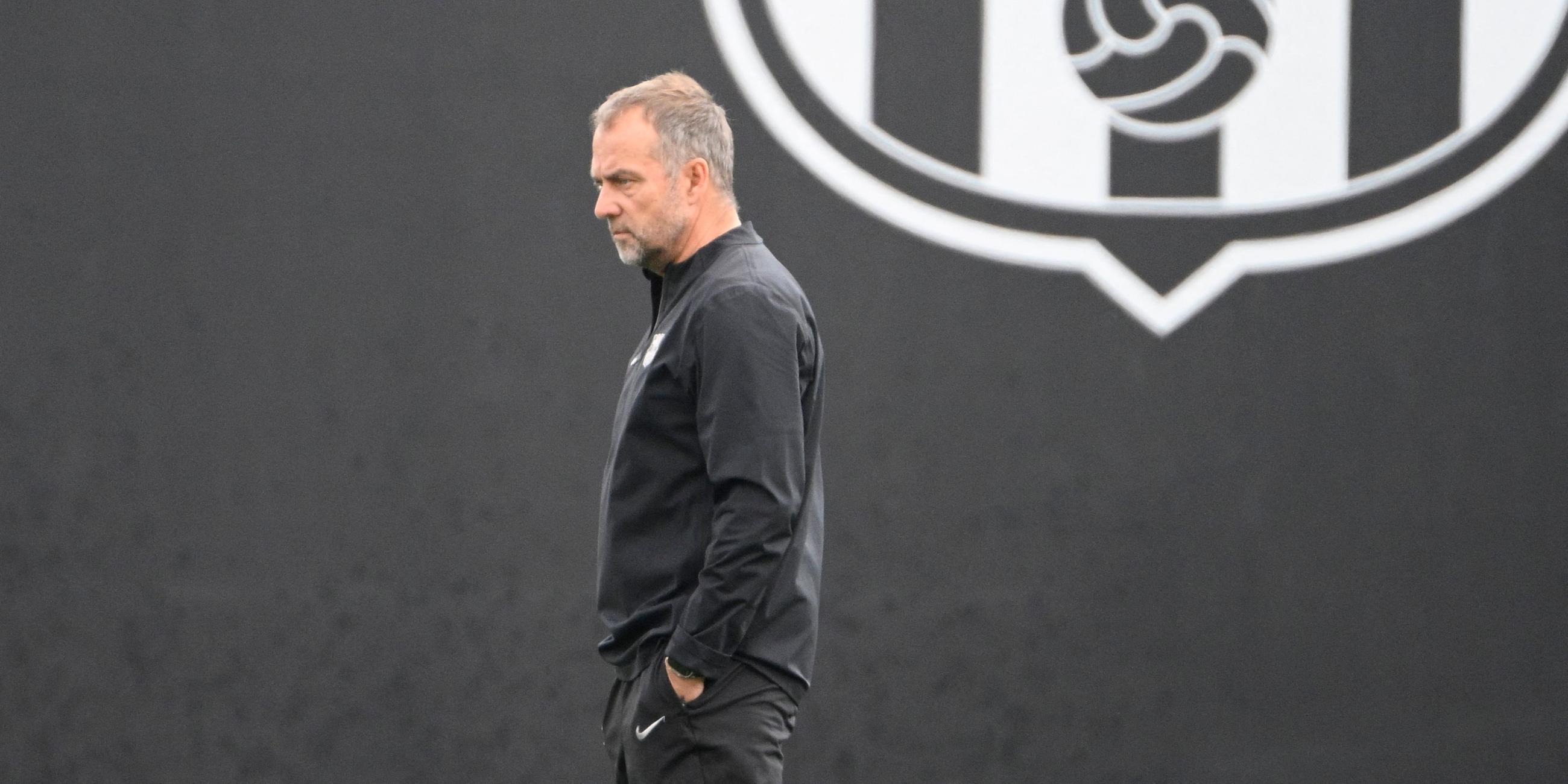 Trainer Hansi Flick im Training des FC Barcelona