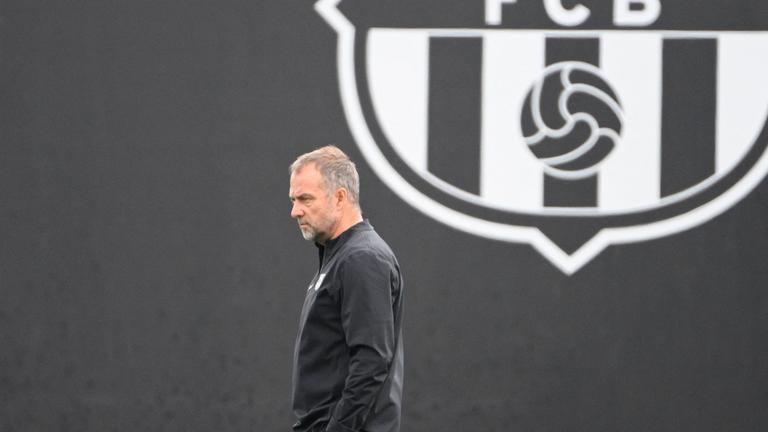 Trainer Hansi Flick im Training des FC Barcelona