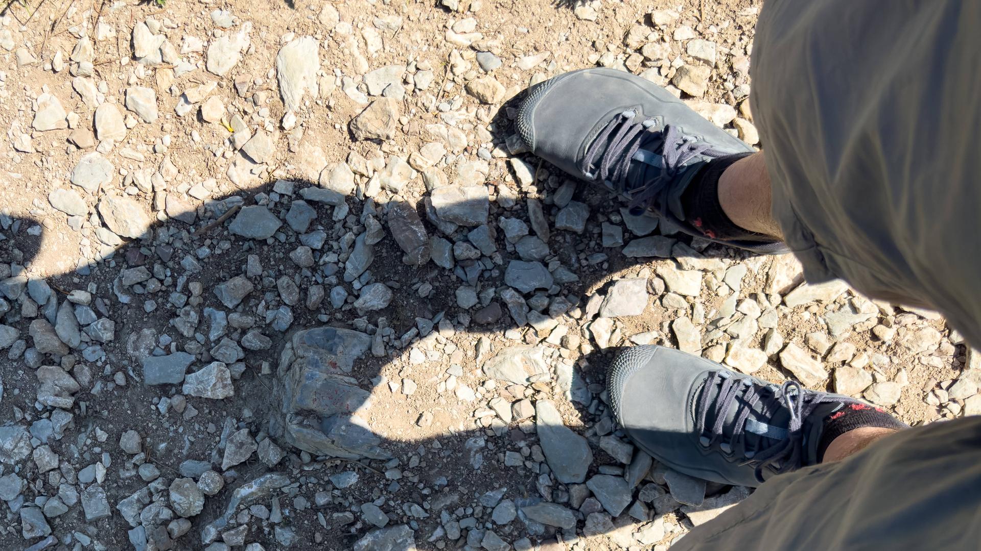 Frau auf einem Spazierweg mit Barfußschuhen unterwegs