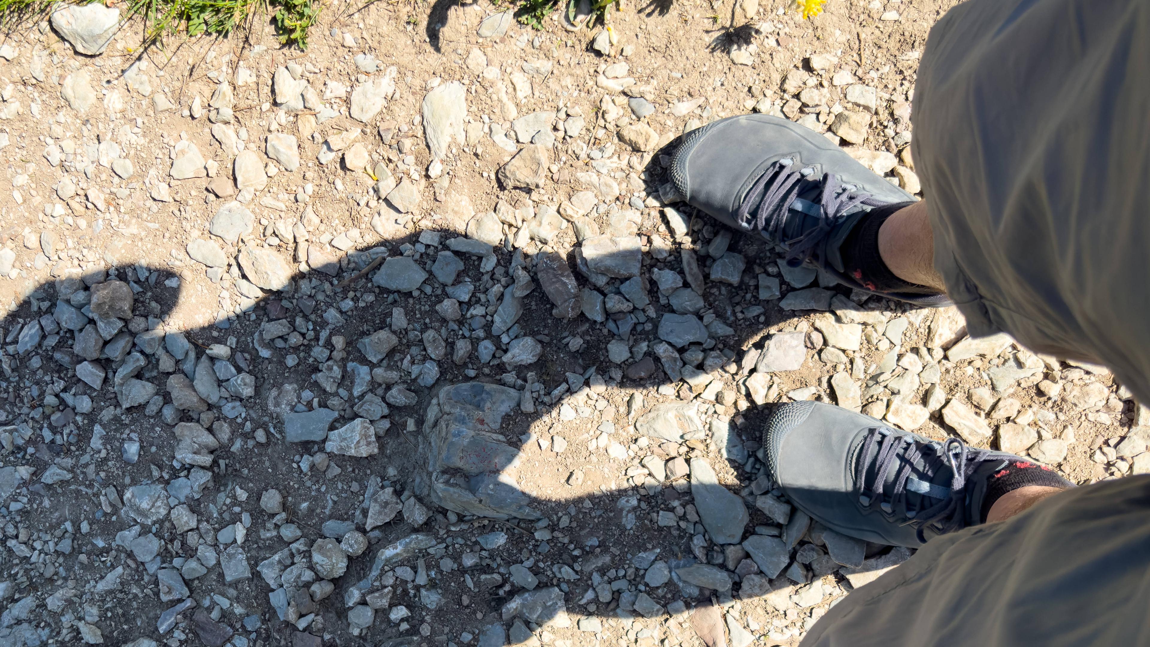 Frau auf einem Spazierweg mit Barfußschuhen unterwegs