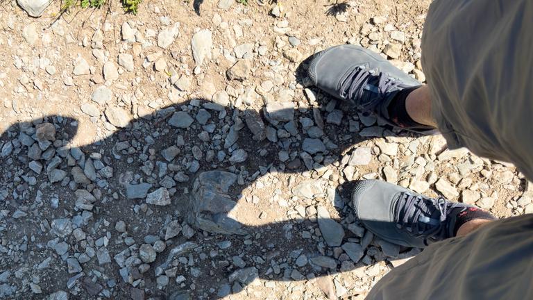 Frau auf einem Spazierweg mit Barfußschuhen unterwegs