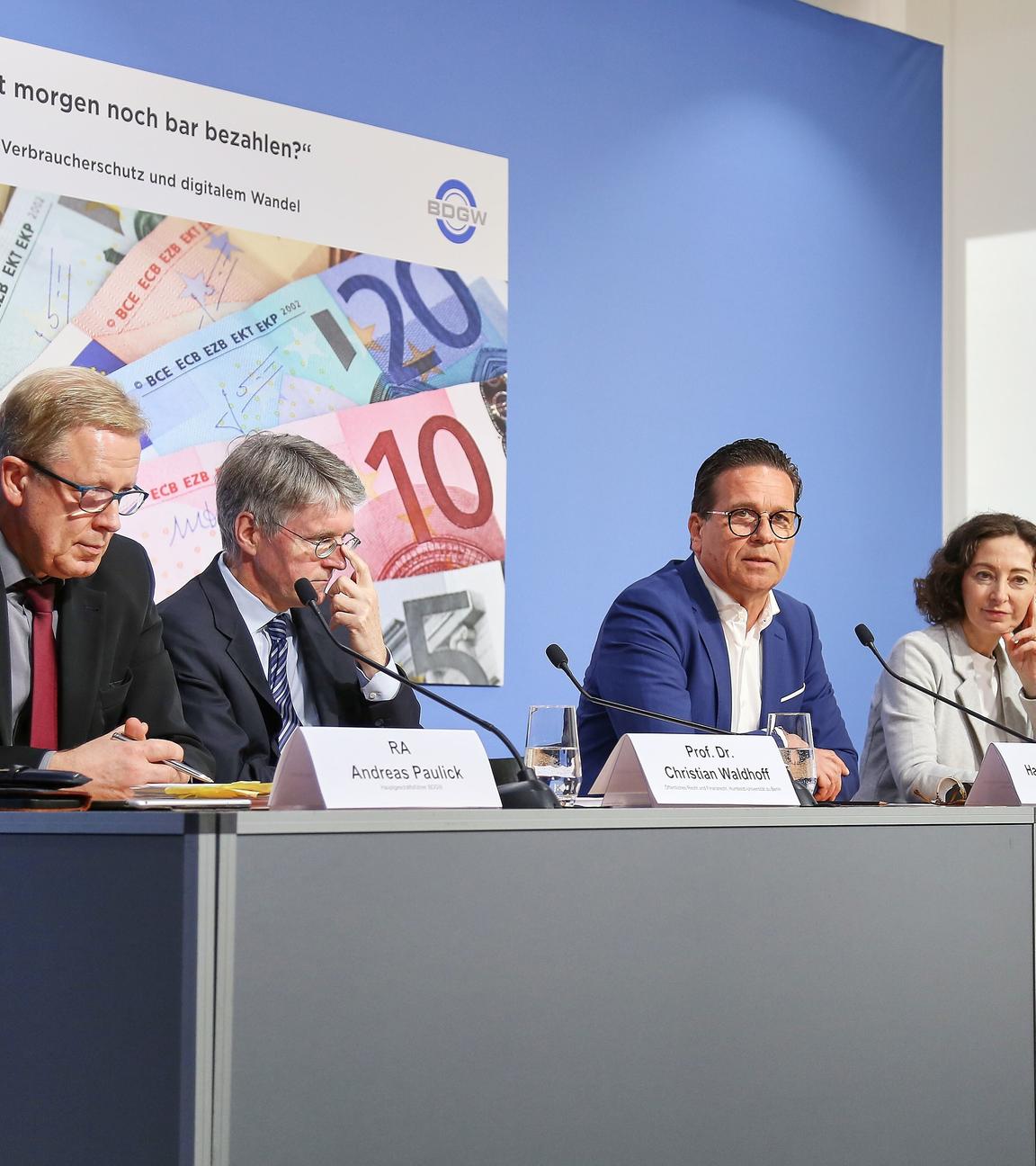 Andreas Paulick, Christian Waldhoff, Hans-Joerg Hisam und Ramona Pop stellen bei einer Pressekonferenz das Rechtsgutachten zu Bargeld vor.