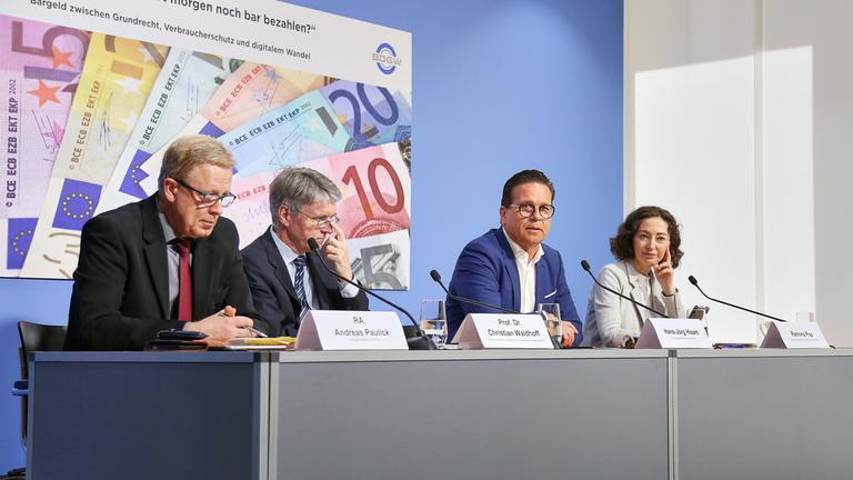 Andreas Paulick, Christian Waldhoff, Hans-Joerg Hisam und Ramona Pop stellen bei einer Pressekonferenz das Rechtsgutachten zu Bargeld vor.