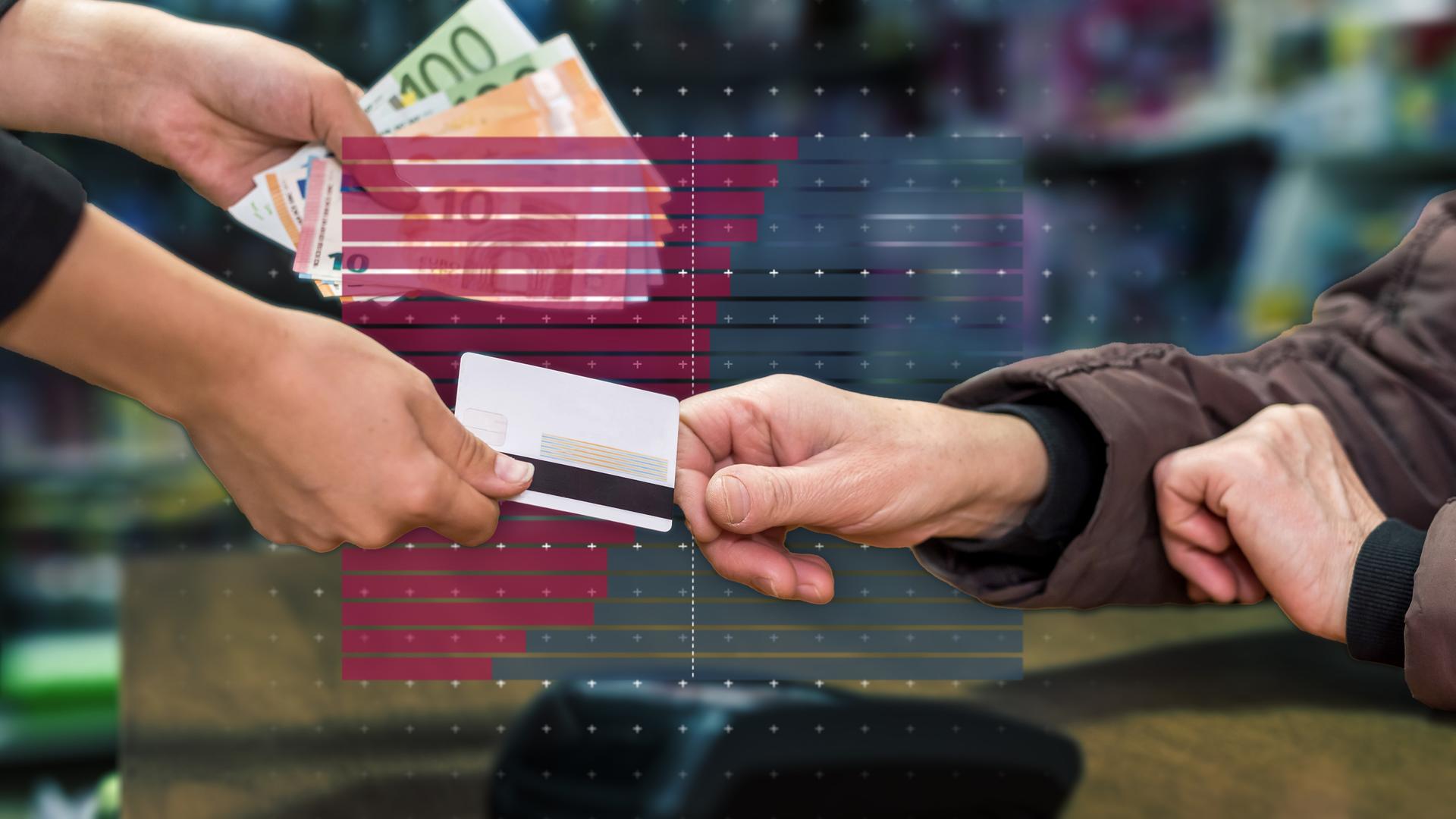 Über ein Bild, in dem die eine Person eine Kreditkarte überreicht und in der anderen Hand Bargeld hält, ist ein Balkendiagramm gelegt.