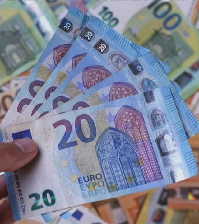 verschiedene Geldscheine zu sehen - 20 Euro, 100 Euro, 50 Euro