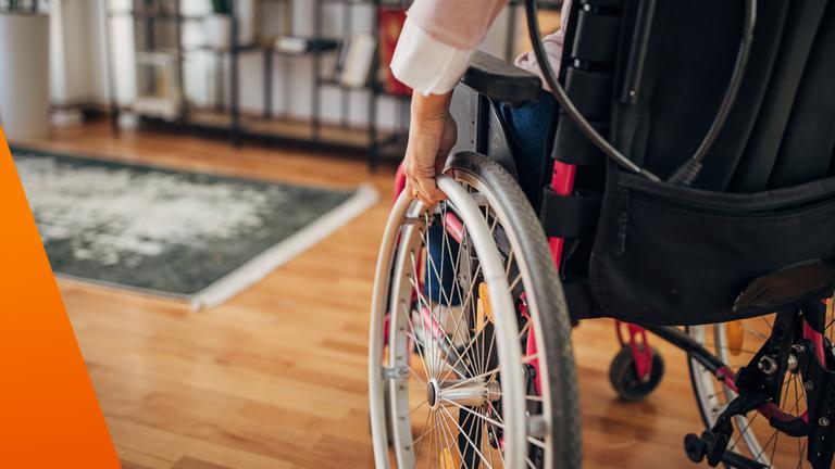 Rollstuhl von hinten