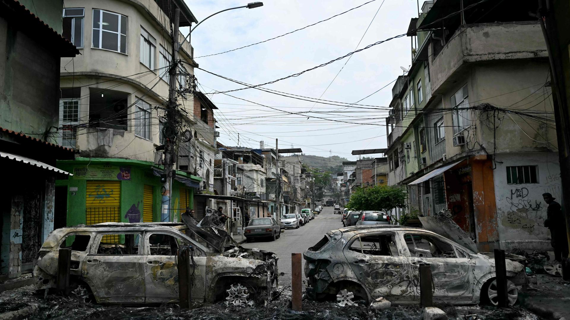 Eine Barrikade aus ausgebrannten Wagen in Rio