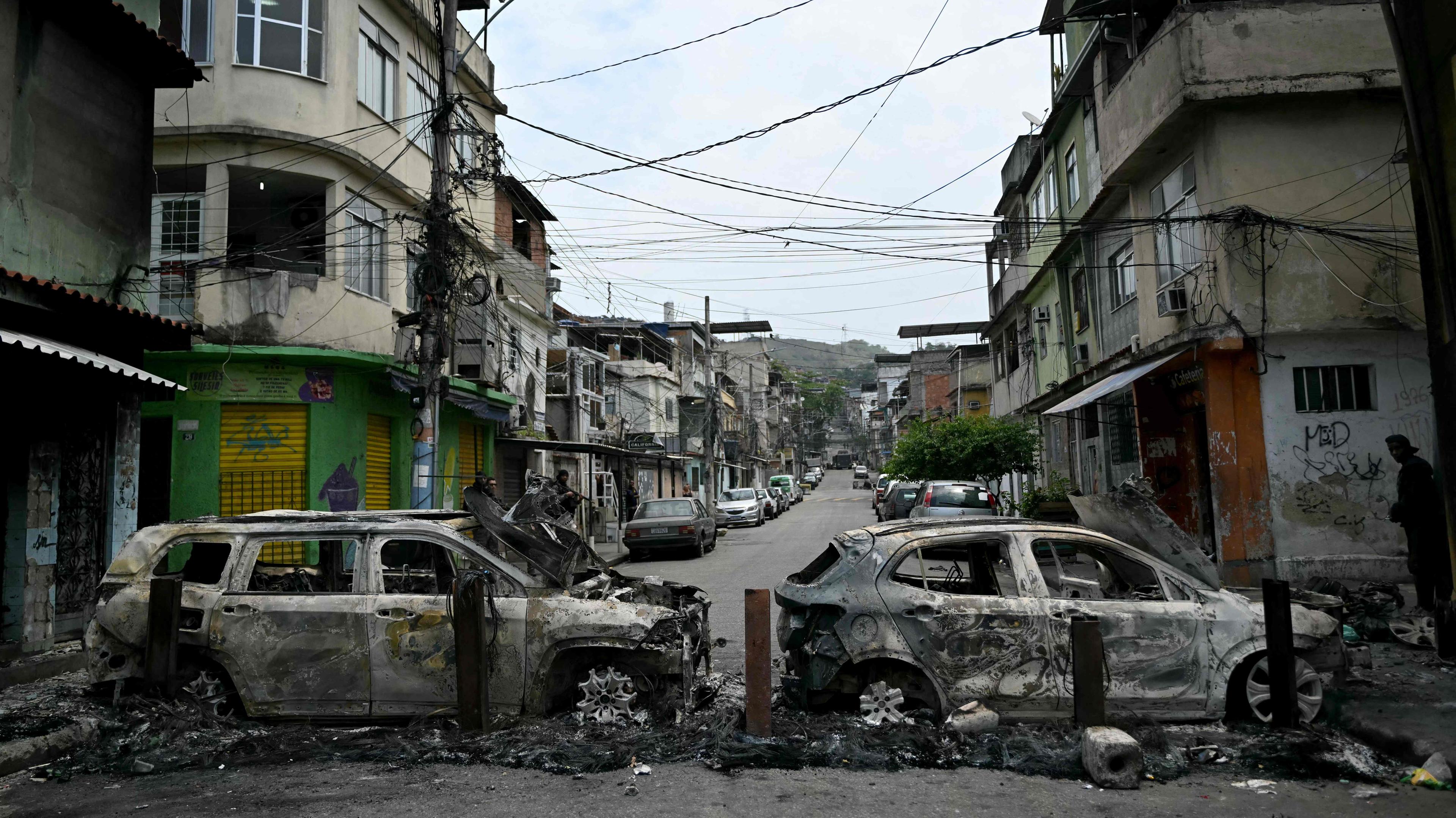 Eine Barrikade aus ausgebrannten Wagen in Rio