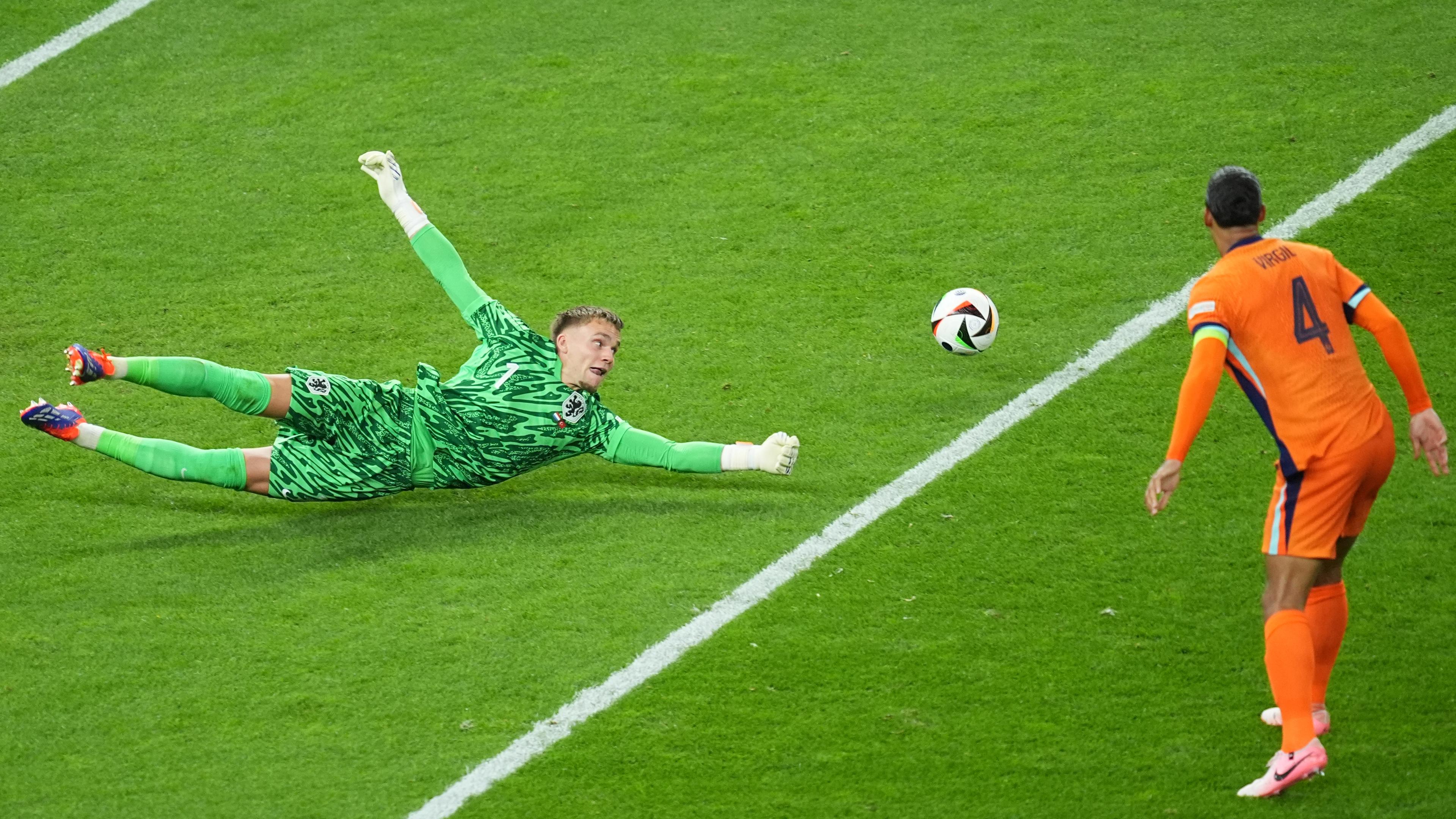 Berlin: Fußball, UEFA Euro 2024, EM, Niederlande - Türkei, Finalrunde, Viertelfinale, Olympiastadion Berlin, Torhüter Bart Verbruggen von den Niederlanden streckt sich nach einem Ball.