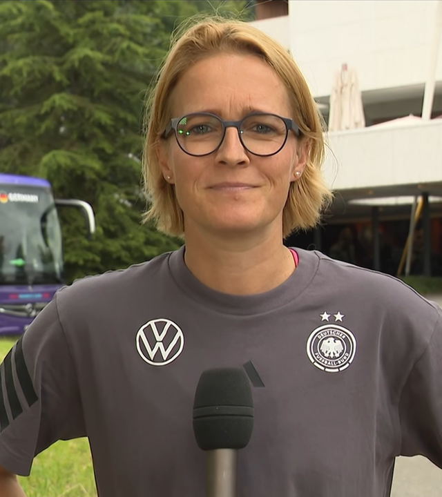 DFB Co-Trainerin Saskia Bartusiak im Interview mit Lena Kesting