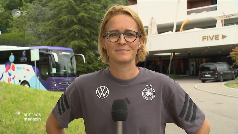 DFB Co-Trainerin Saskia Bartusiak im Interview mit Lena Kesting