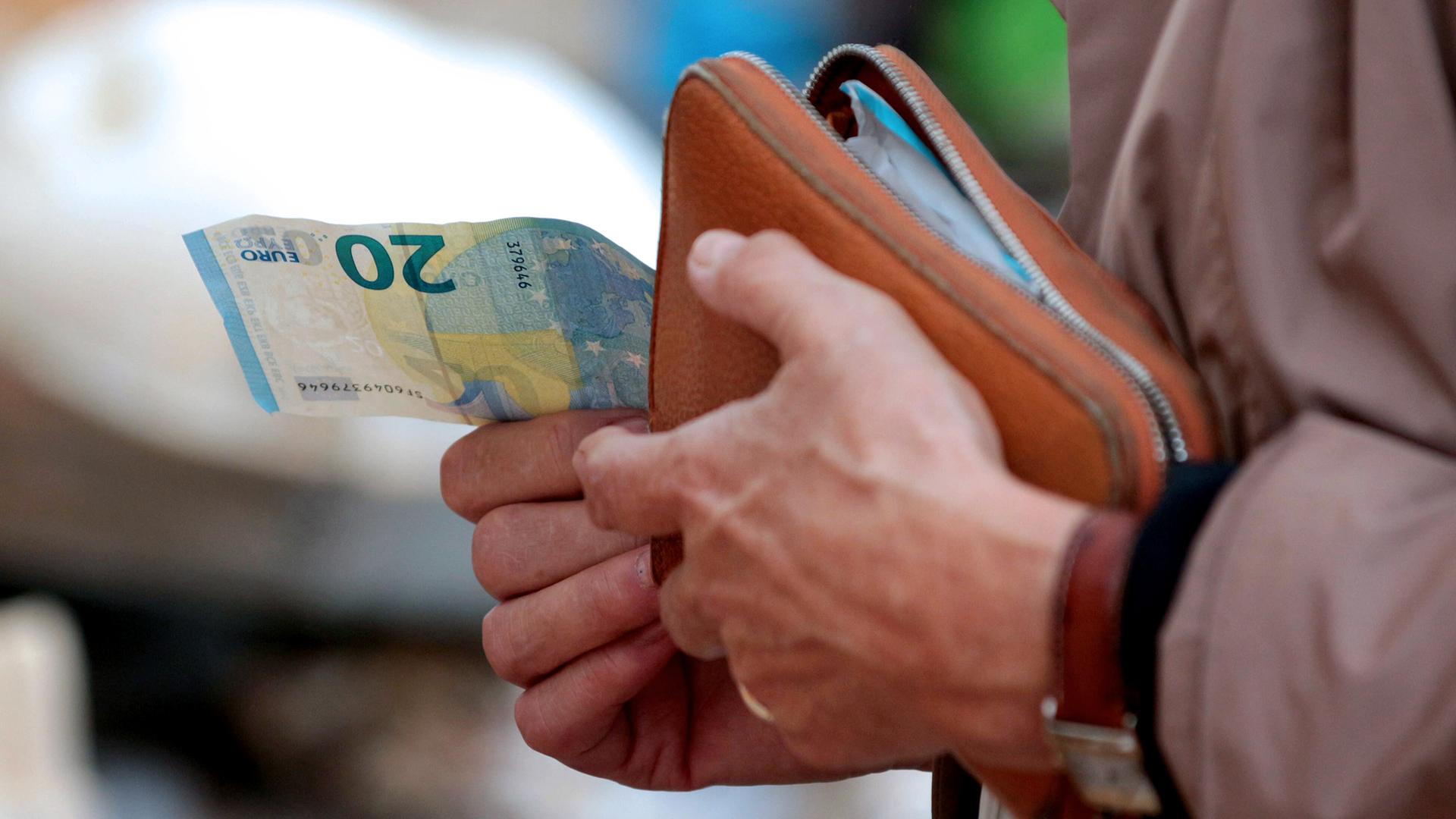 Frau mit einem 20 Euro-Geldschein