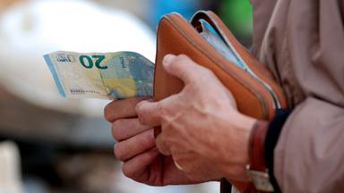 Frau mit einem 20 Euro-Geldschein