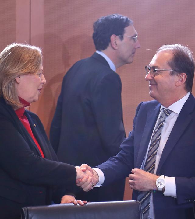 Bärbel Bas und Alexander Dobrindt geben sich die Hand.