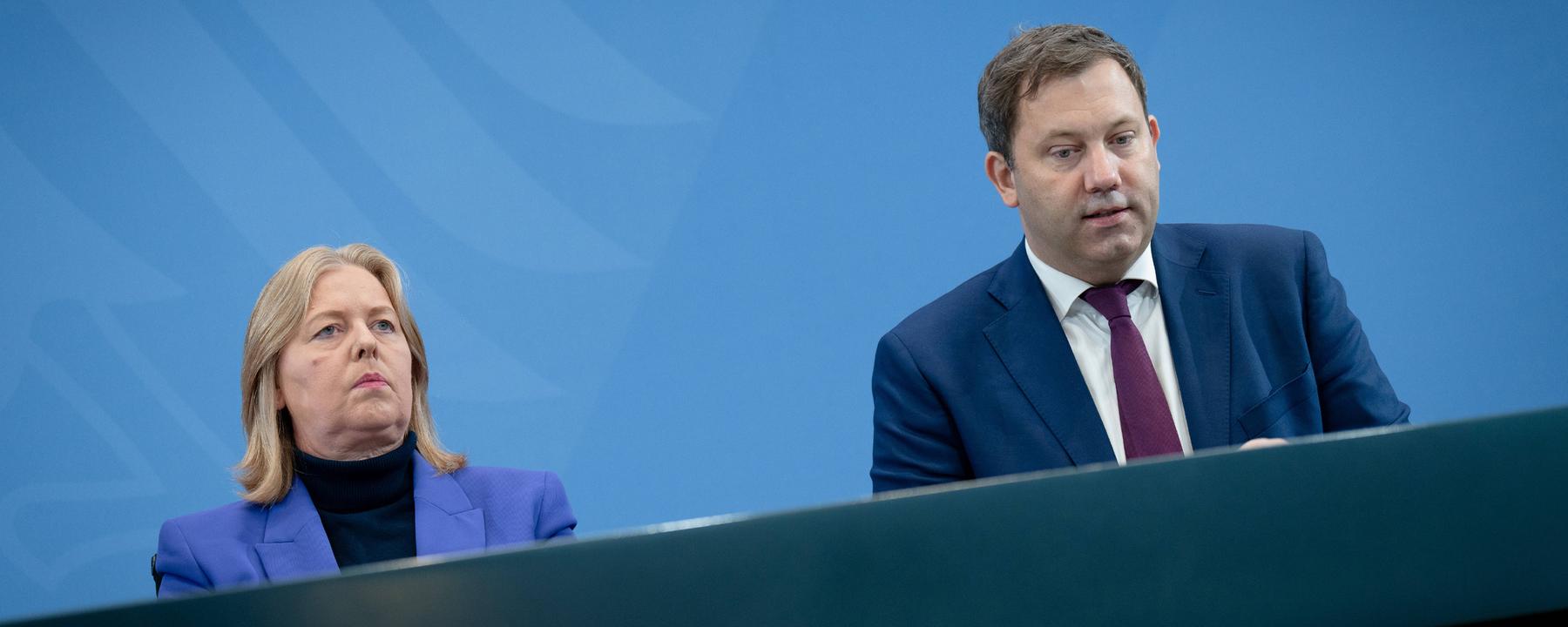 Lars Klingbeil, Vizekanzler und Bundesfinanzminister, sowie Bärbel Bas, Bundesarbeitsministerin, beim Pressestatement im Bundeskanzleramt, SPD Berlin.