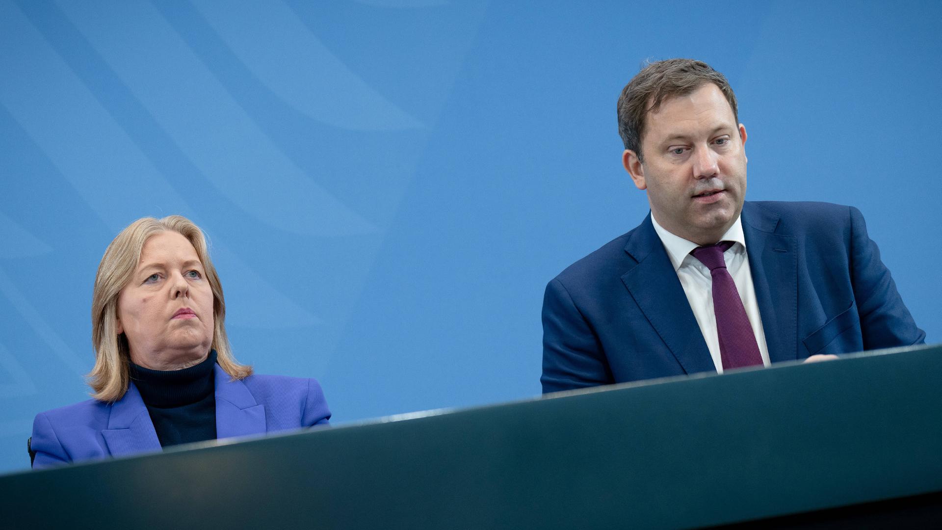 Lars Klingbeil, Vizekanzler und Bundesfinanzminister, sowie Bärbel Bas, Bundesarbeitsministerin, beim Pressestatement im Bundeskanzleramt, SPD Berlin.