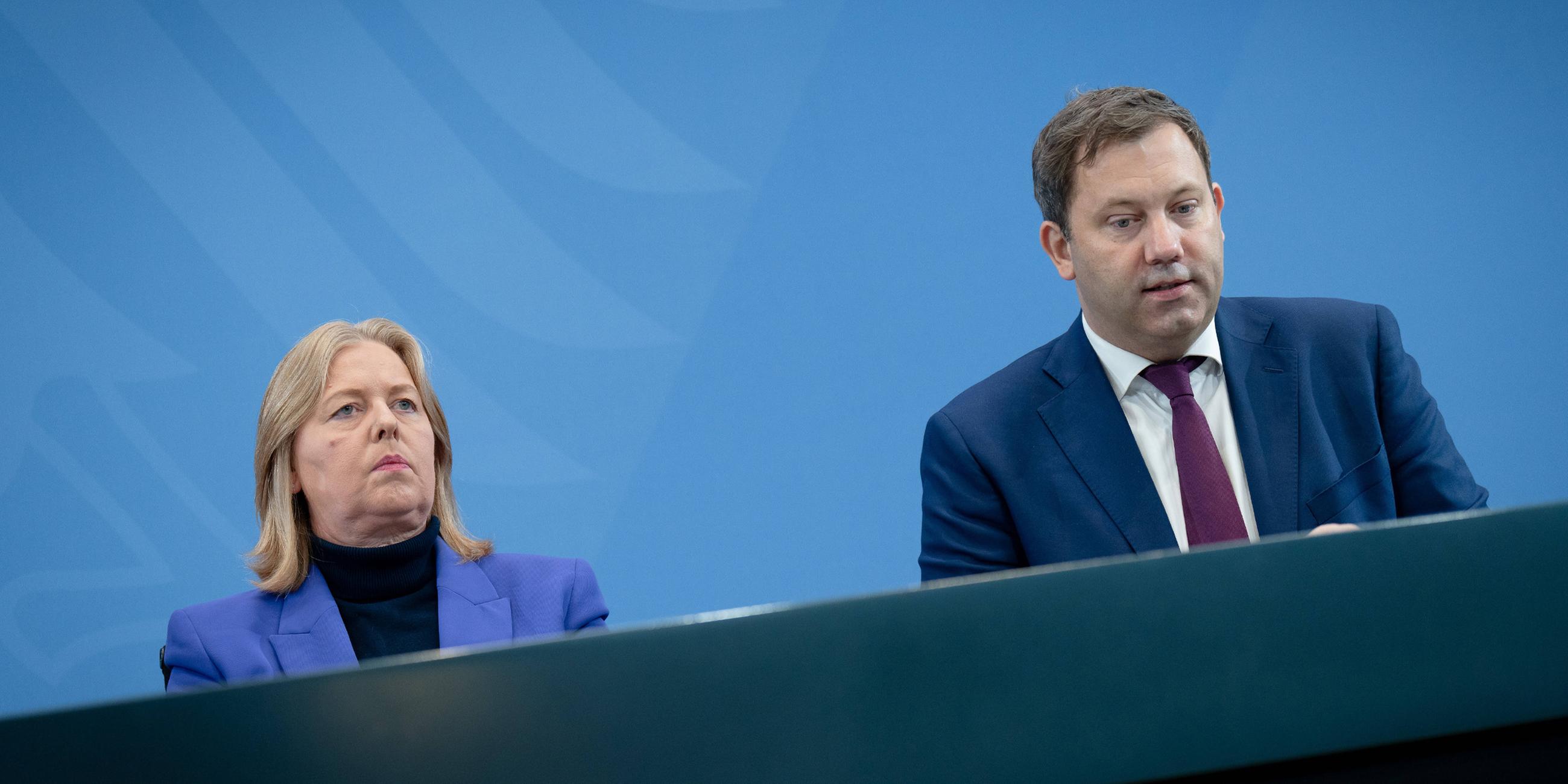 Lars Klingbeil, Vizekanzler und Bundesfinanzminister, sowie Bärbel Bas, Bundesarbeitsministerin, beim Pressestatement im Bundeskanzleramt, SPD Berlin.