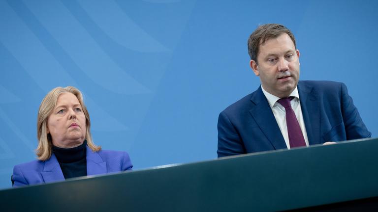 Lars Klingbeil, Vizekanzler und Bundesfinanzminister, sowie Bärbel Bas, Bundesarbeitsministerin, beim Pressestatement im Bundeskanzleramt, SPD Berlin.