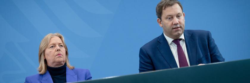 Lars Klingbeil, Vizekanzler und Bundesfinanzminister, sowie Bärbel Bas, Bundesarbeitsministerin, beim Pressestatement im Bundeskanzleramt, SPD Berlin.