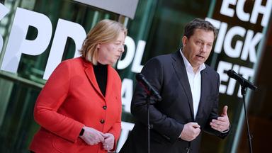  Bärbel Bas (SPD), Bundesministerin für Arbeit und Soziales und SPD-Parteivorsitzende, und Lars Klingbeil (SPD), Bundesminister der Finanzen, Vizekanzler und SPD-Bundesvorsitzender, geben nach den Gremiensitzungen ihrer Partei im Willy-Brandt-Haus ein Pressestatement.