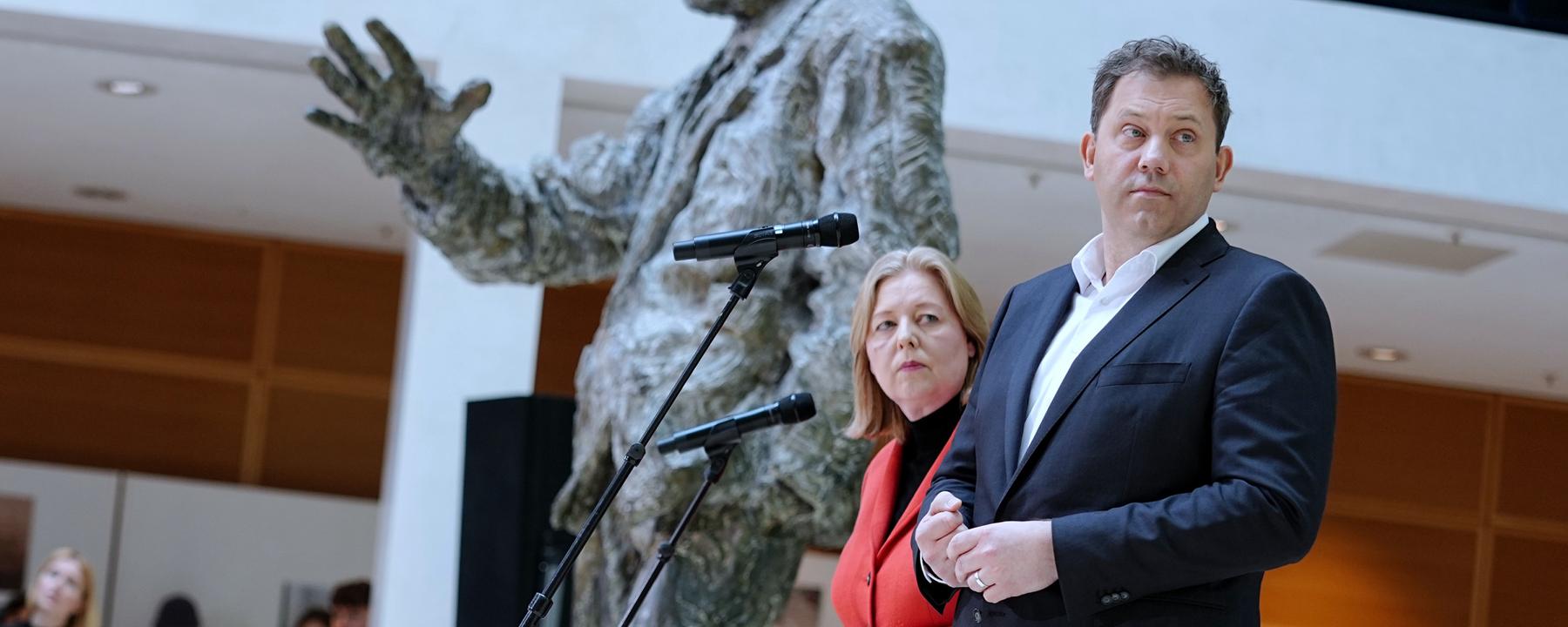  Bärbel Bas (SPD), Bundesministerin für Arbeit und Soziales und SPD-Parteivorsitzende, und Lars Klingbeil (SPD), Bundesminister der Finanzen, Vizekanzler und SPD-Bundesvorsitzender, geben nach den Gremiensitzungen ihrer Partei im Willy-Brandt-Haus ein Pressestatement.