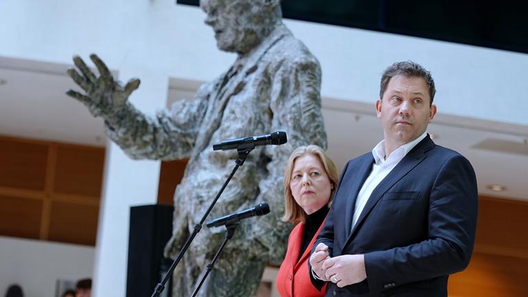  Bärbel Bas (SPD), Bundesministerin für Arbeit und Soziales und SPD-Parteivorsitzende, und Lars Klingbeil (SPD), Bundesminister der Finanzen, Vizekanzler und SPD-Bundesvorsitzender, geben nach den Gremiensitzungen ihrer Partei im Willy-Brandt-Haus ein Pressestatement.