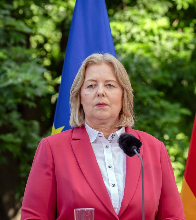 Bärbel Bas und Lars Klingbeil bei der Pressekonferenz zu den Ergebnissen des Koalitionsausschlusses im Garten des Bundeskanzleramts. (Archiv)