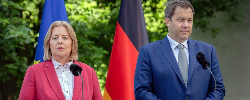Bärbel Bas und Lars Klingbeil bei der Pressekonferenz zu den Ergebnissen des Koalitionsausschlusses im Garten des Bundeskanzleramts. (Archiv)