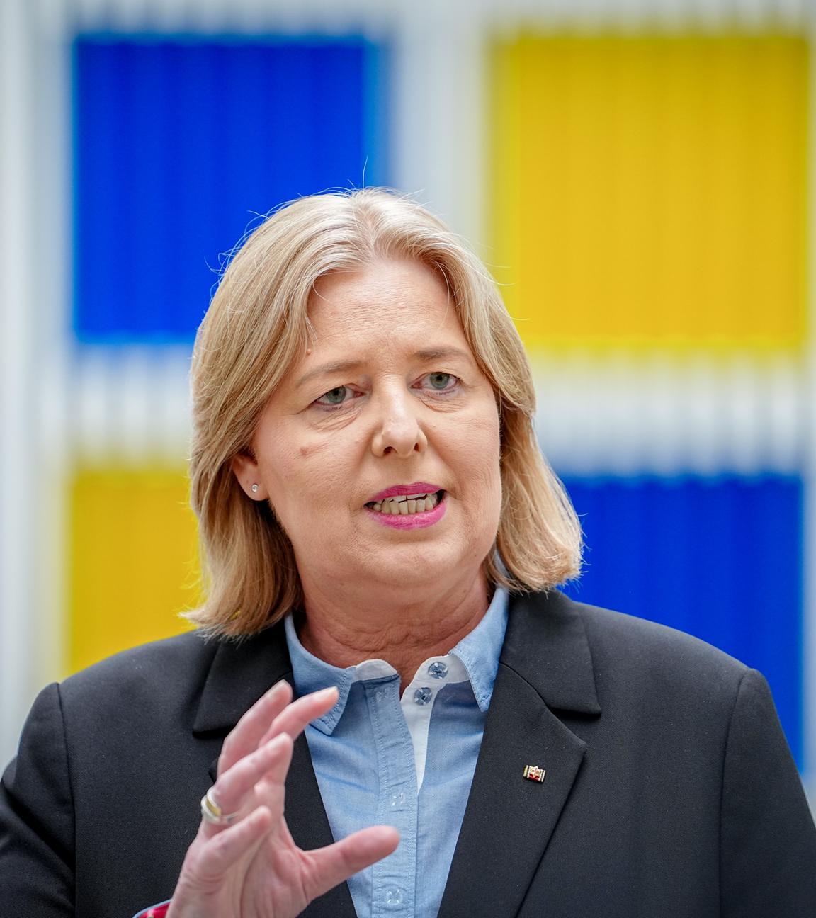 Bärbel Bas spricht und gestikuliert