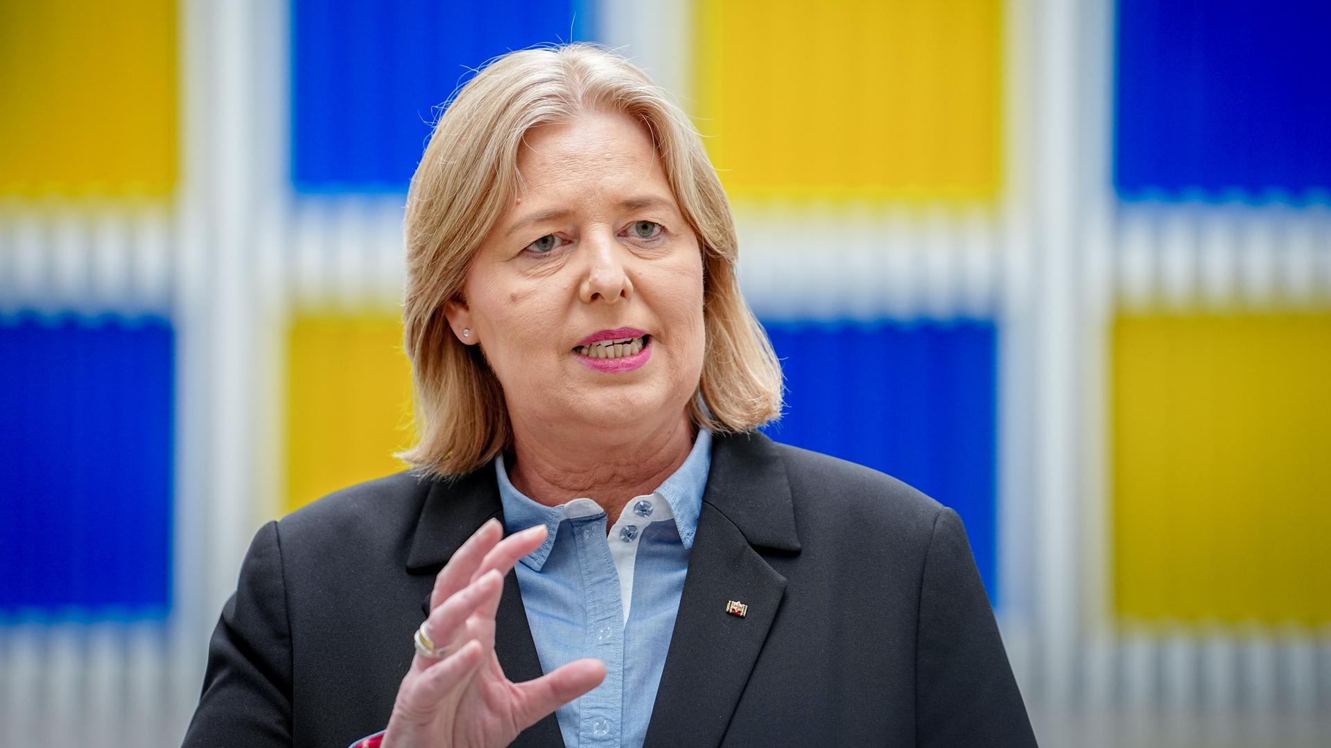 Bärbel Bas spricht und gestikuliert