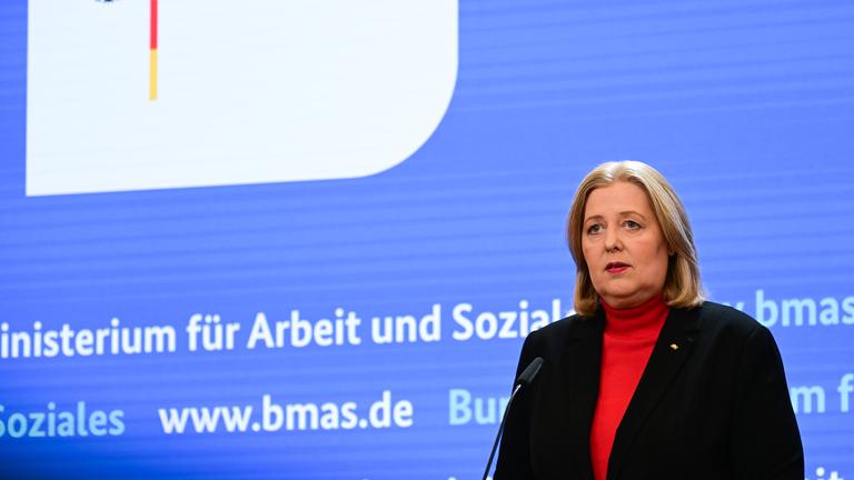 27.01.2026, Berlin: Bärbel Bas (SPD), Bundesministerin für Arbeit und Soziales, spricht nach der Übergabe des Berichts der Kommission zur Sozialstaatsreform auf einer Pressekonferenz.