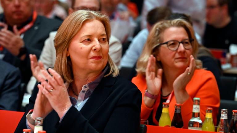 Bärbel Bas (SPD), Bundesarbeitsministerin, nimmt am Landesparteitag der SPD in Nordrhein-Westfalen in der Mercatorhalle teil. Im Hintergrund sitzt die ehemalige Entwicklungsministerin Svenja Schulze.