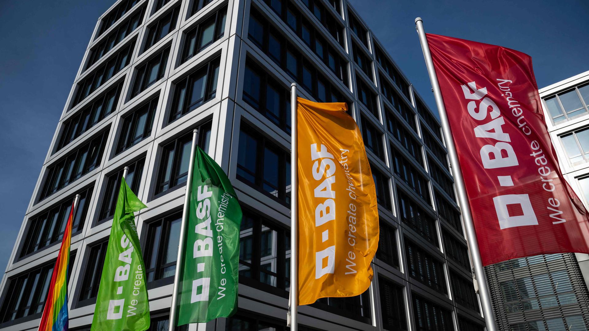 BASF, Flaggen vor der Firmenzentrale in Berlin