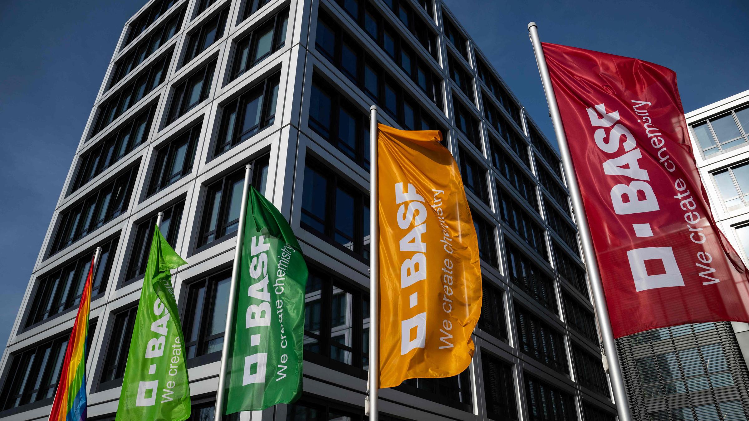 BASF, Flaggen vor der Firmenzentrale in Berlin