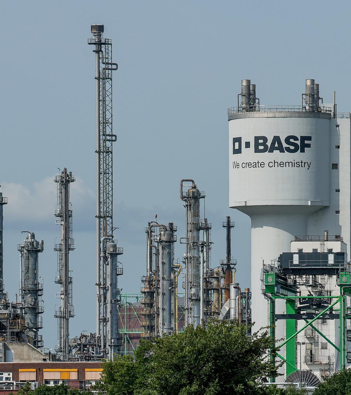 Verschiedene Anlagen des Werks des deutschen Chemiekonzerns BASF in der Nähe des Rheins in Ludwigshafen