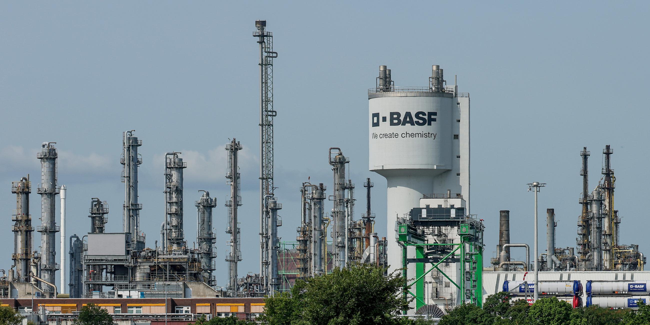 Verschiedene Anlagen des Werks des deutschen Chemiekonzerns BASF in der Nähe des Rheins in Ludwigshafen