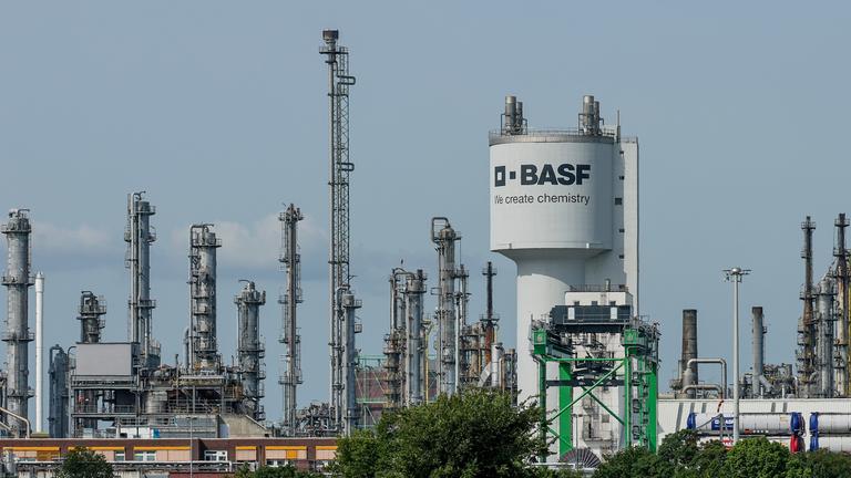 Verschiedene Anlagen des Werks des deutschen Chemiekonzerns BASF in der Nähe des Rheins in Ludwigshafen