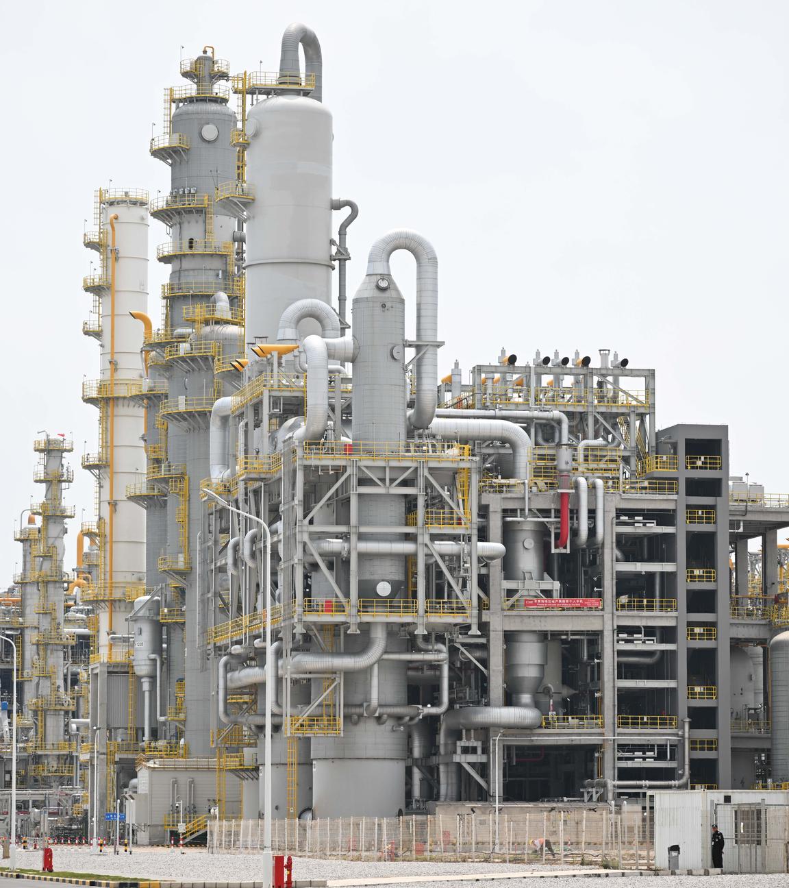 Produktionskomplkex des neuen Standorts des Chemieriesens BASF. Man erkennt viele Rohre und Tanks